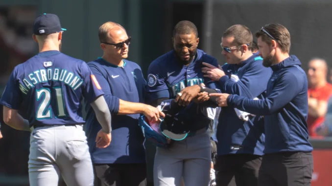 watch-victor-robles-hurts-himself-making-catch